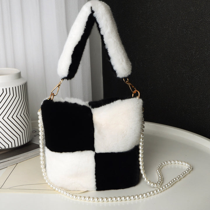 Plysj bucket bag med perlekjede