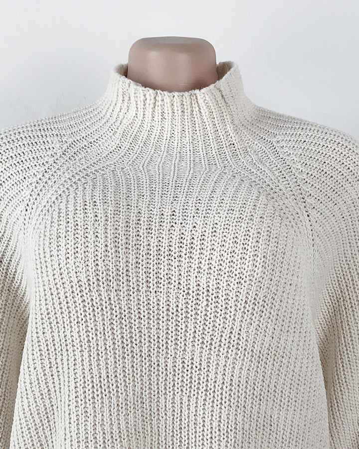 Oversized strikkekjole med høy hals