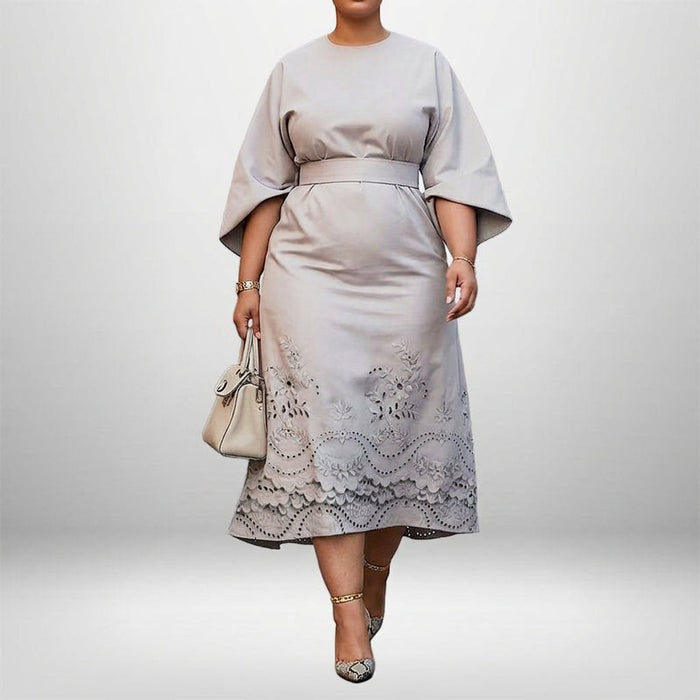 INES | Brodert Midi med Skulpturert Midje og Myk Eleganse