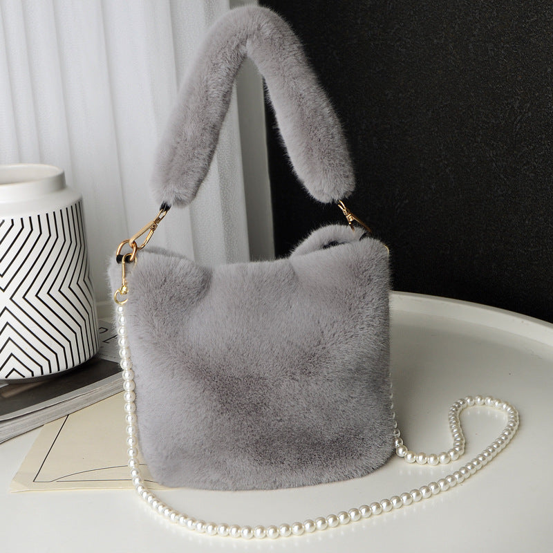 Plysj bucket bag med perlekjede