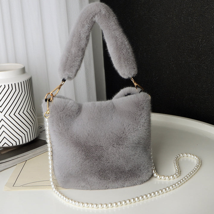 Plysj bucket bag med perlekjede