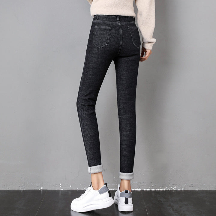 Kvinne i fôrede skinny jeans