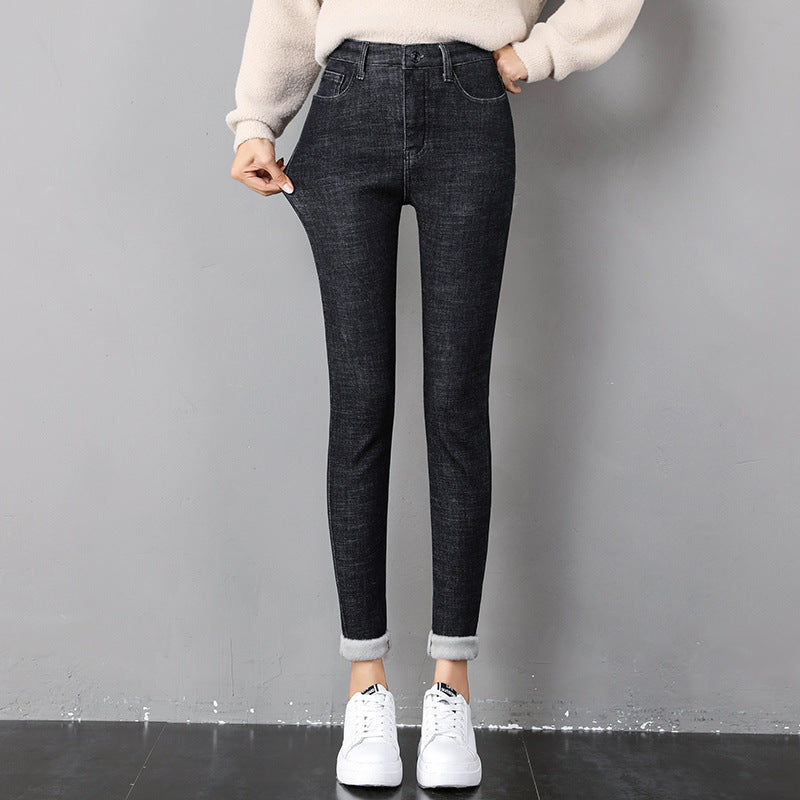 Kvinne i fôrede skinny jeans