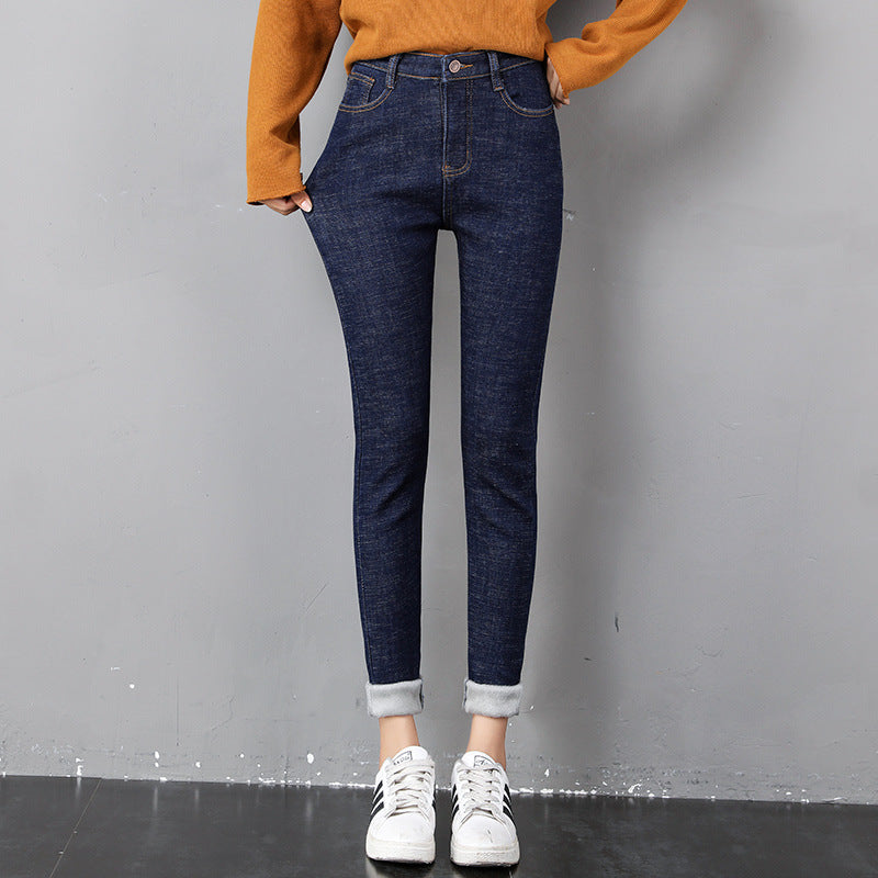 Kvinne i fôrede skinny jeans