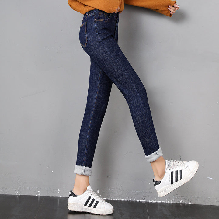 Kvinne i fôrede skinny jeans