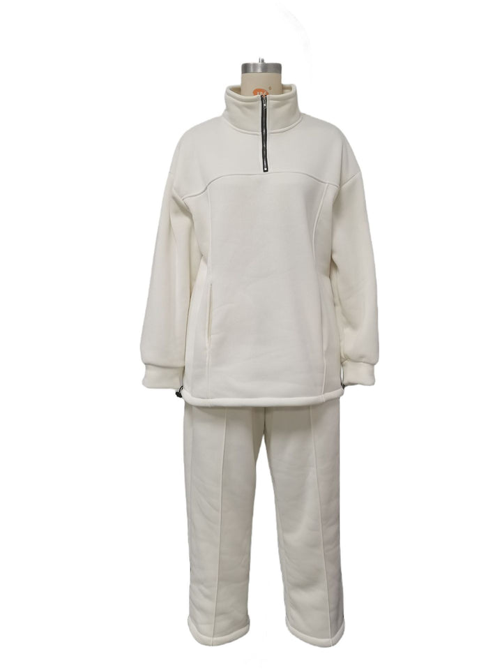 Kvinne i todelt fleecedress