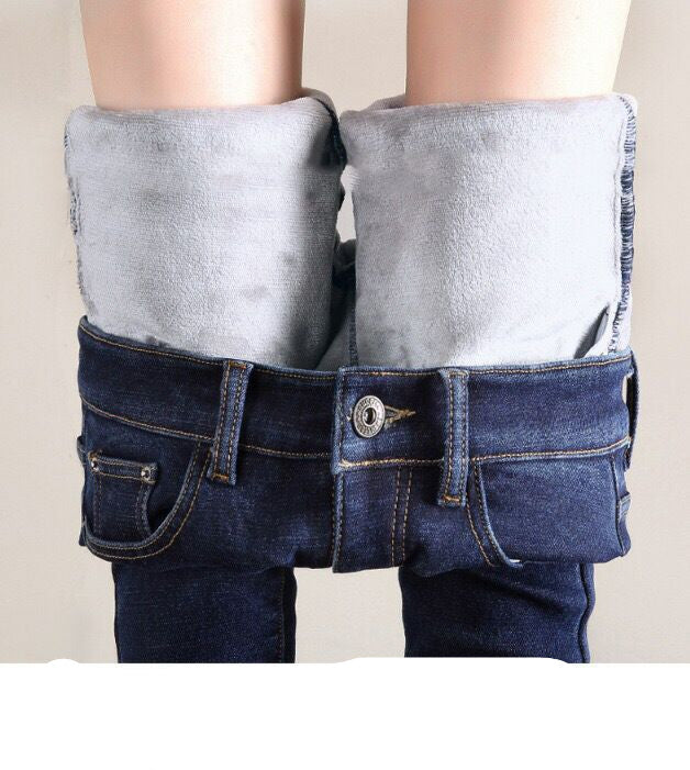 Kvinne i fôrede skinny jeans