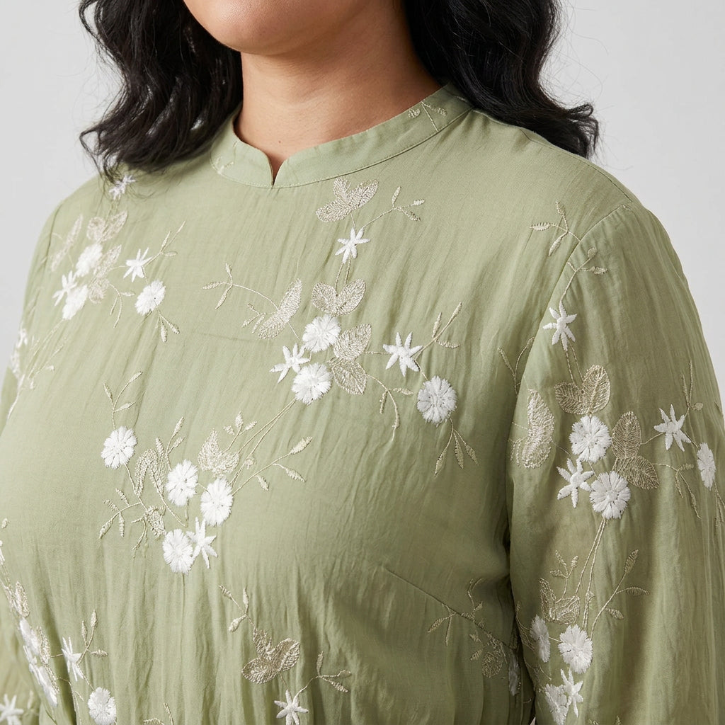 Delia | Elegant topp med broderte blomster