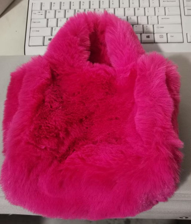 Myk teddyveske i plysj med kjedereim