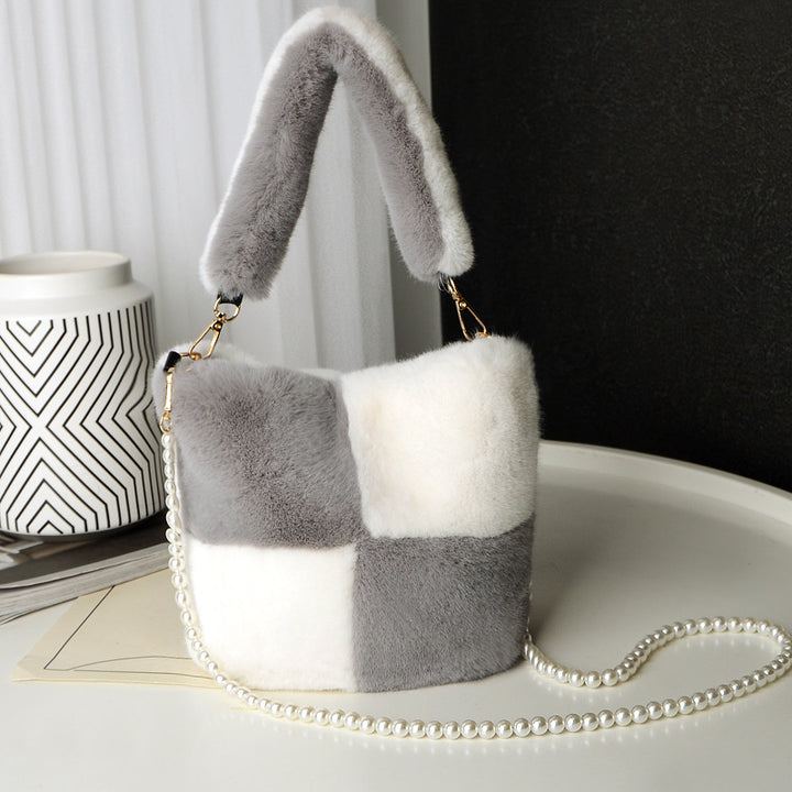 Plysj bucket bag med perlekjede