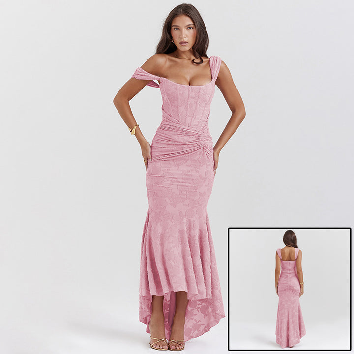 Kvinne i lang off shoulder havfruekjole