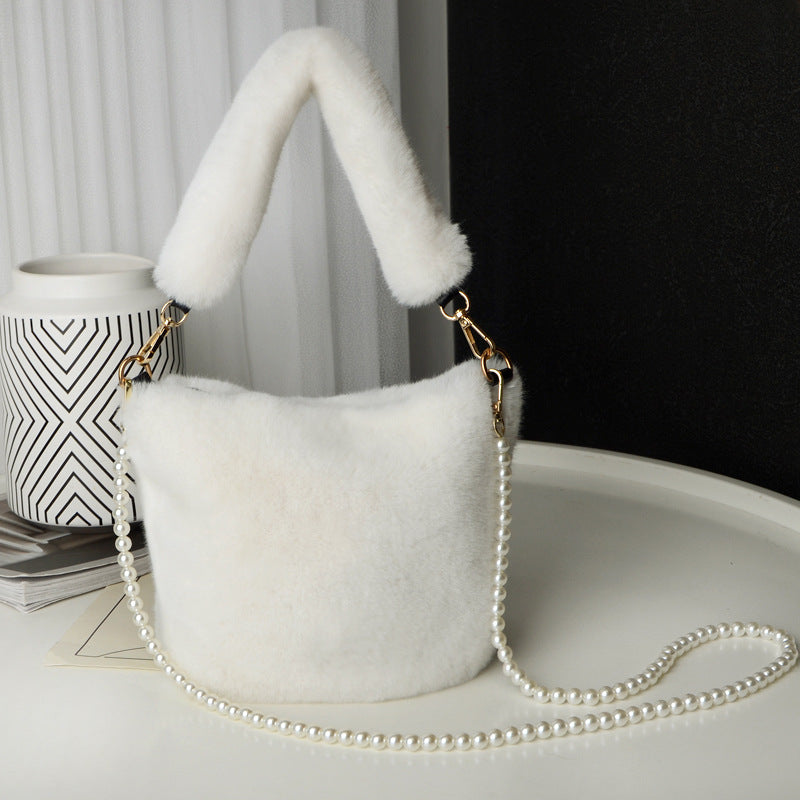 Plysj bucket bag med perlekjede