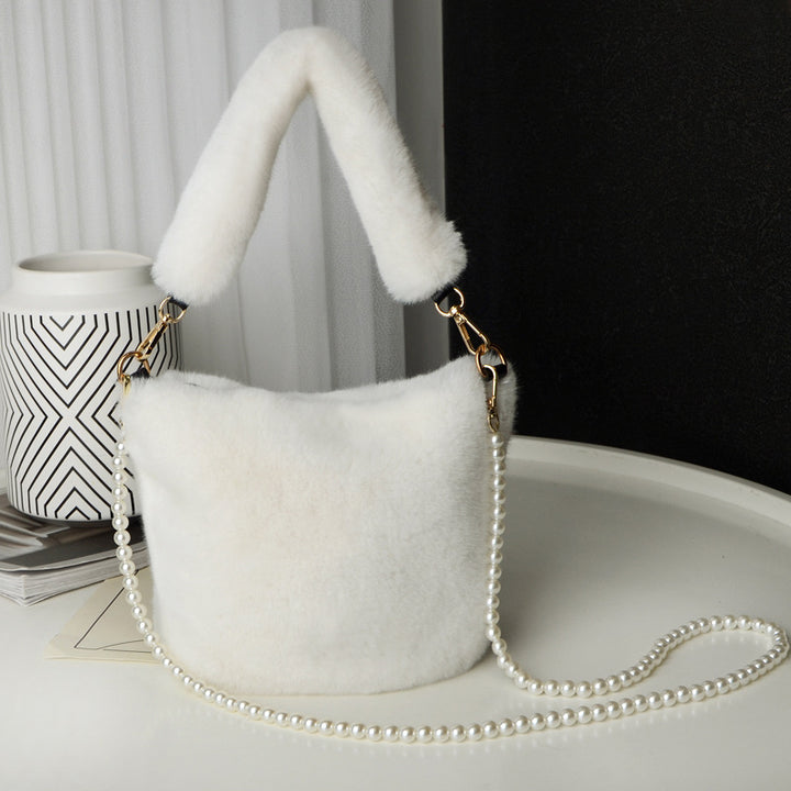 Plysj bucket bag med perlekjede