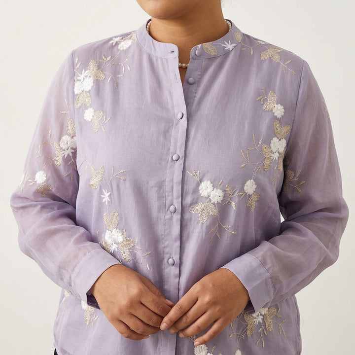 Delia | Elegant topp med broderte blomster